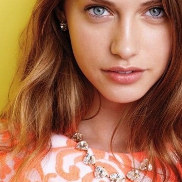 :: S&D Sparkling Crystal Nancy Stud Earrings - Picture 5 of 8